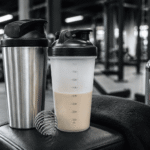 Shaker inox ou plastique : comment choisir son shaker protéine ?